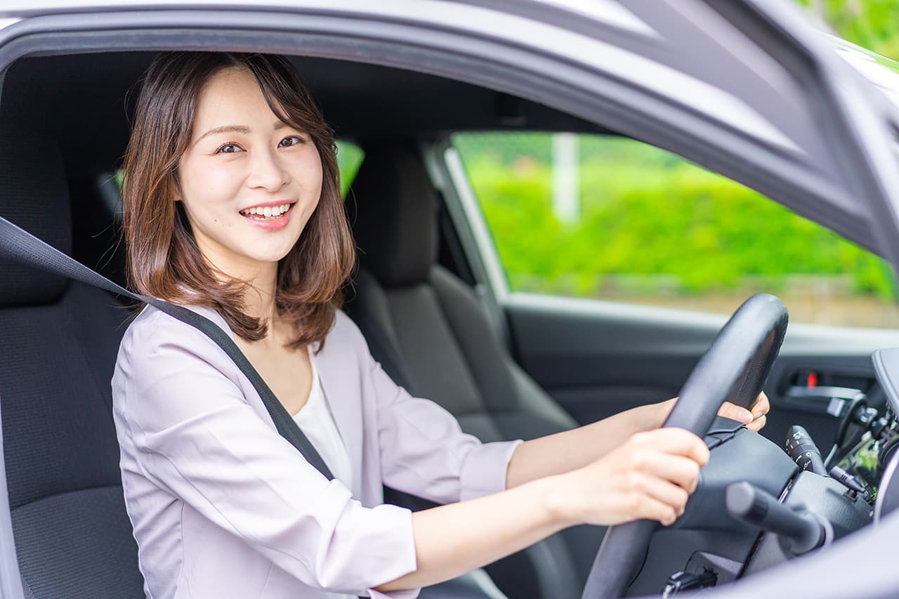 車の運転席に乗っている女性