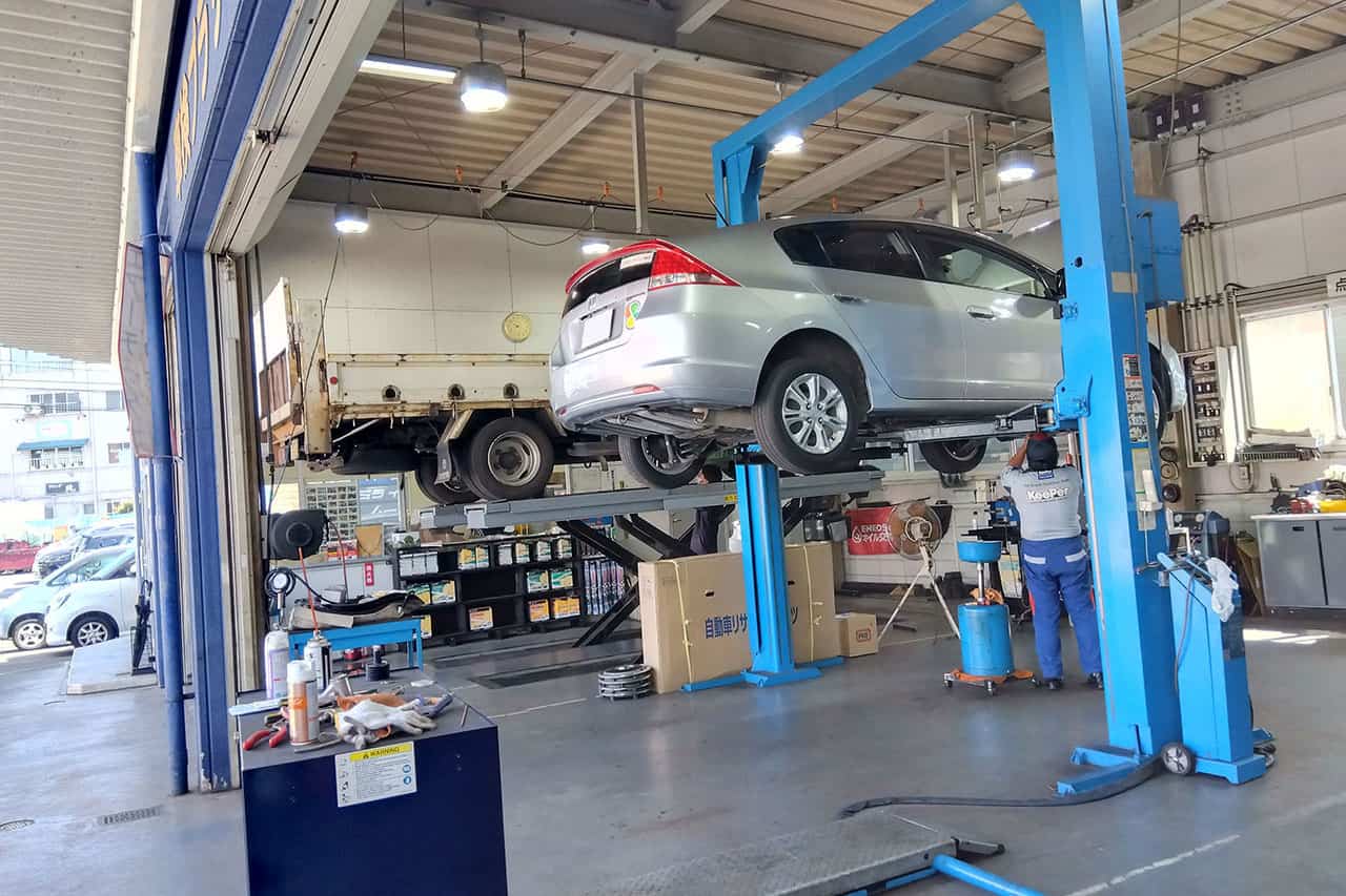 車を確認中の様子